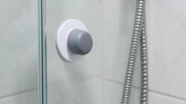 jak zamontować uchwyt w kabinie prysznicowej